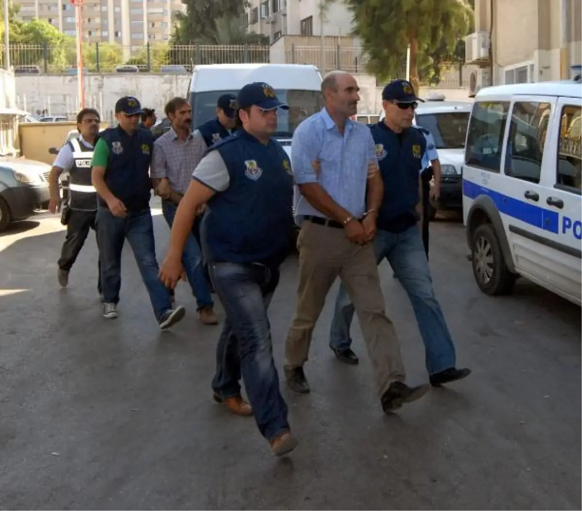 Foça Bombalarını, Ahırlarda ve Çiçeklerin Arasında Saklamışlar