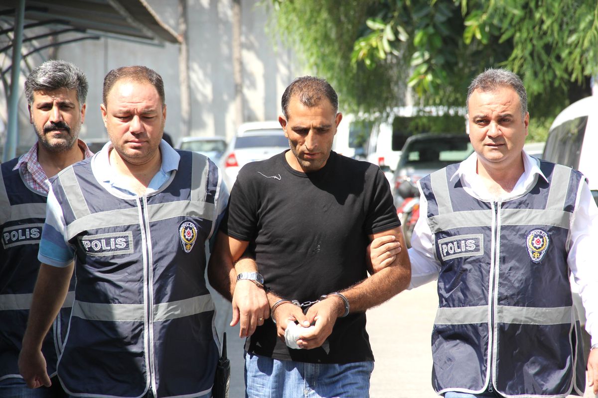 Kurbanı Ölene Kadar Başında Bekledi