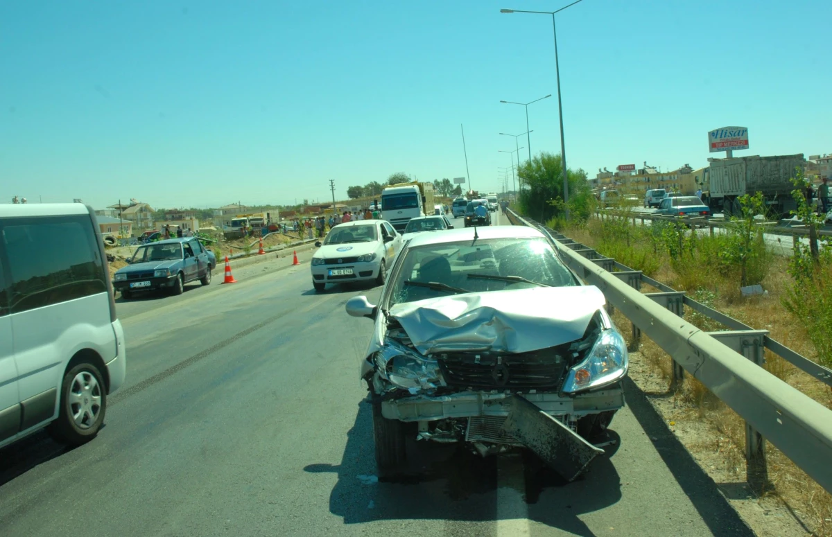 Manavgat\'ta Trafik Kazası: 1 Ölü, 8 Yaralı