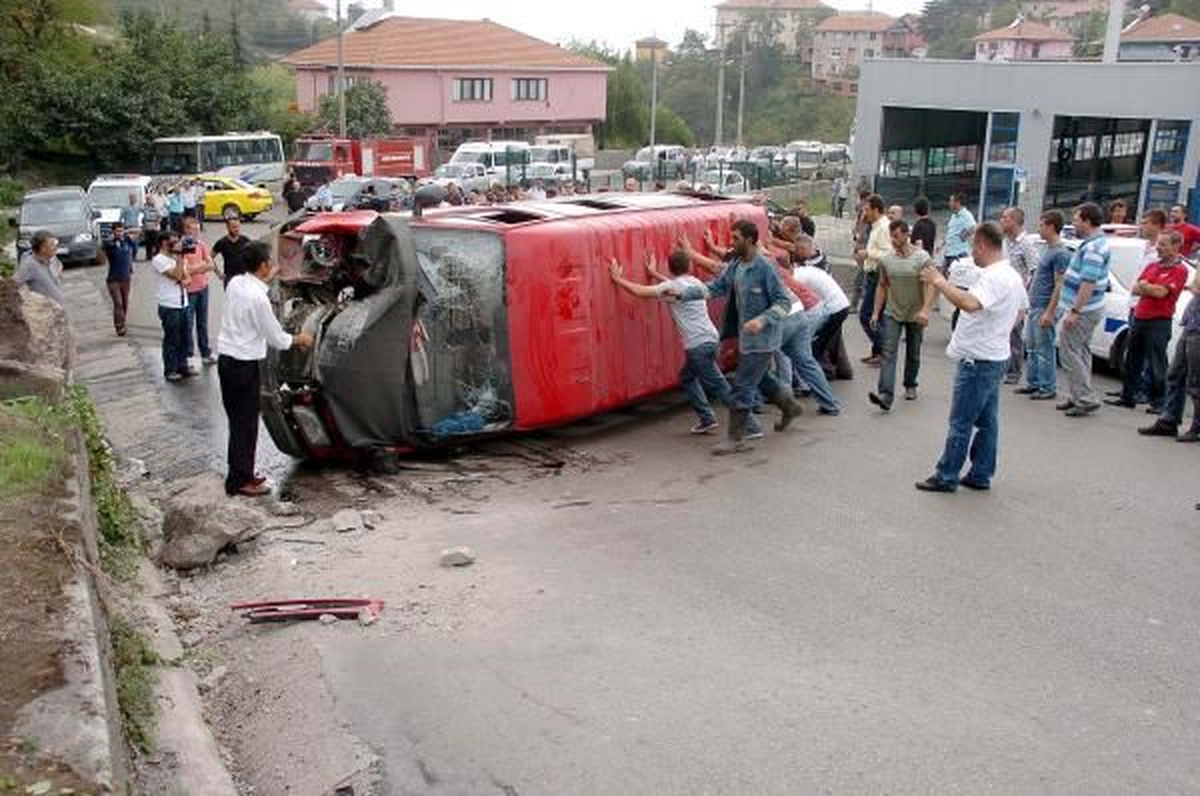 Minibüs Mezarlık Duvarına Çarptı