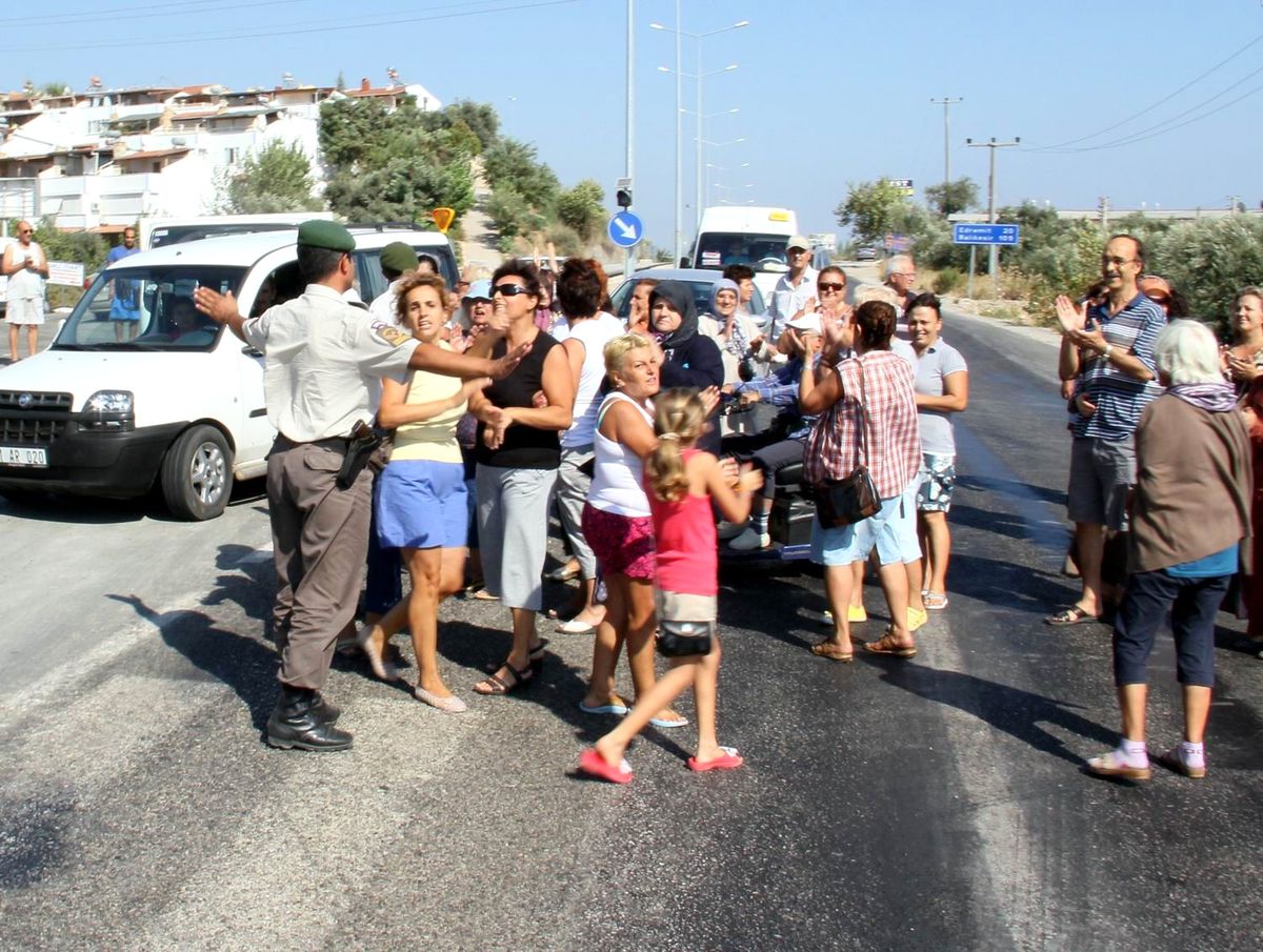 (Özel Haber) Karayolunu Trafiğe Kapattılar