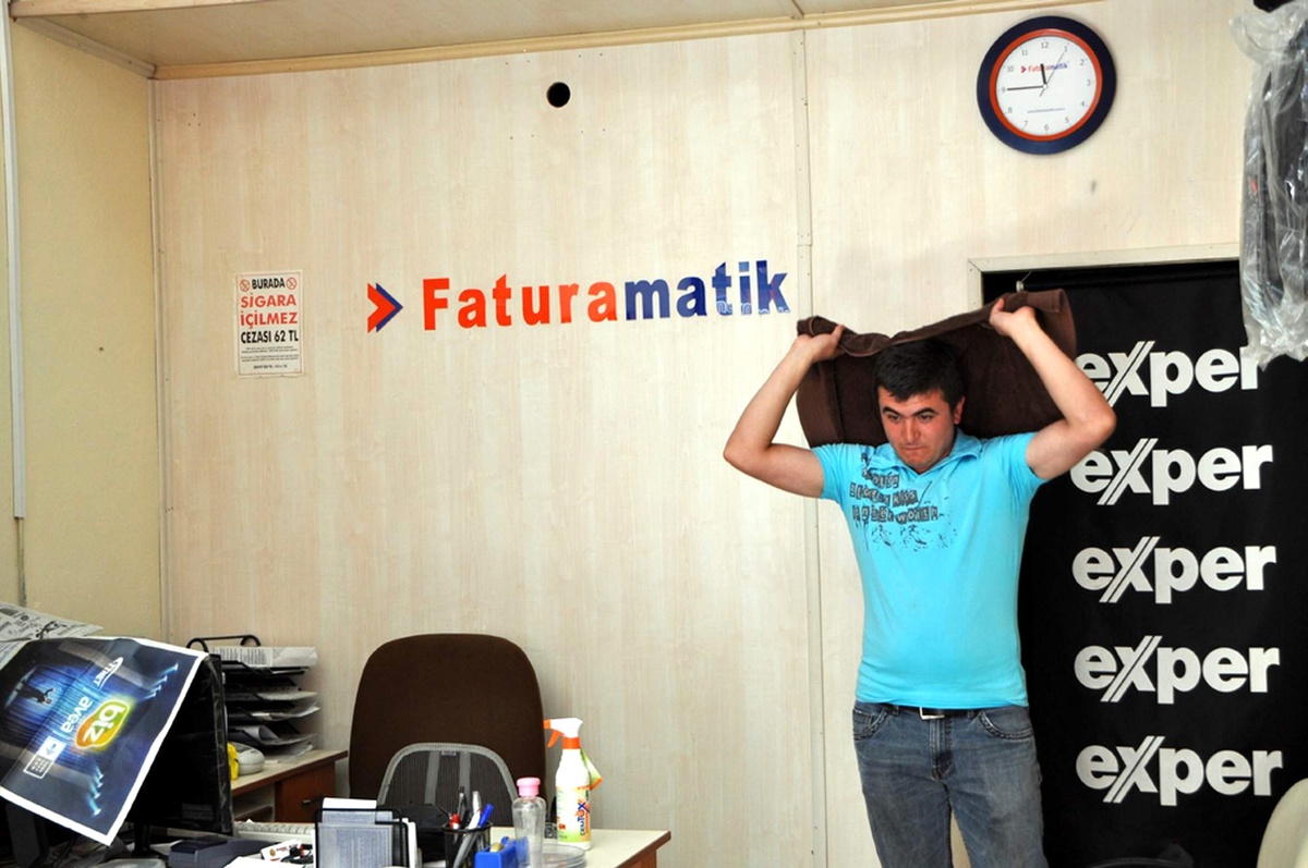 Sivas\'ta Arı İstilası Esnafa Zor Anlar Yaşattı