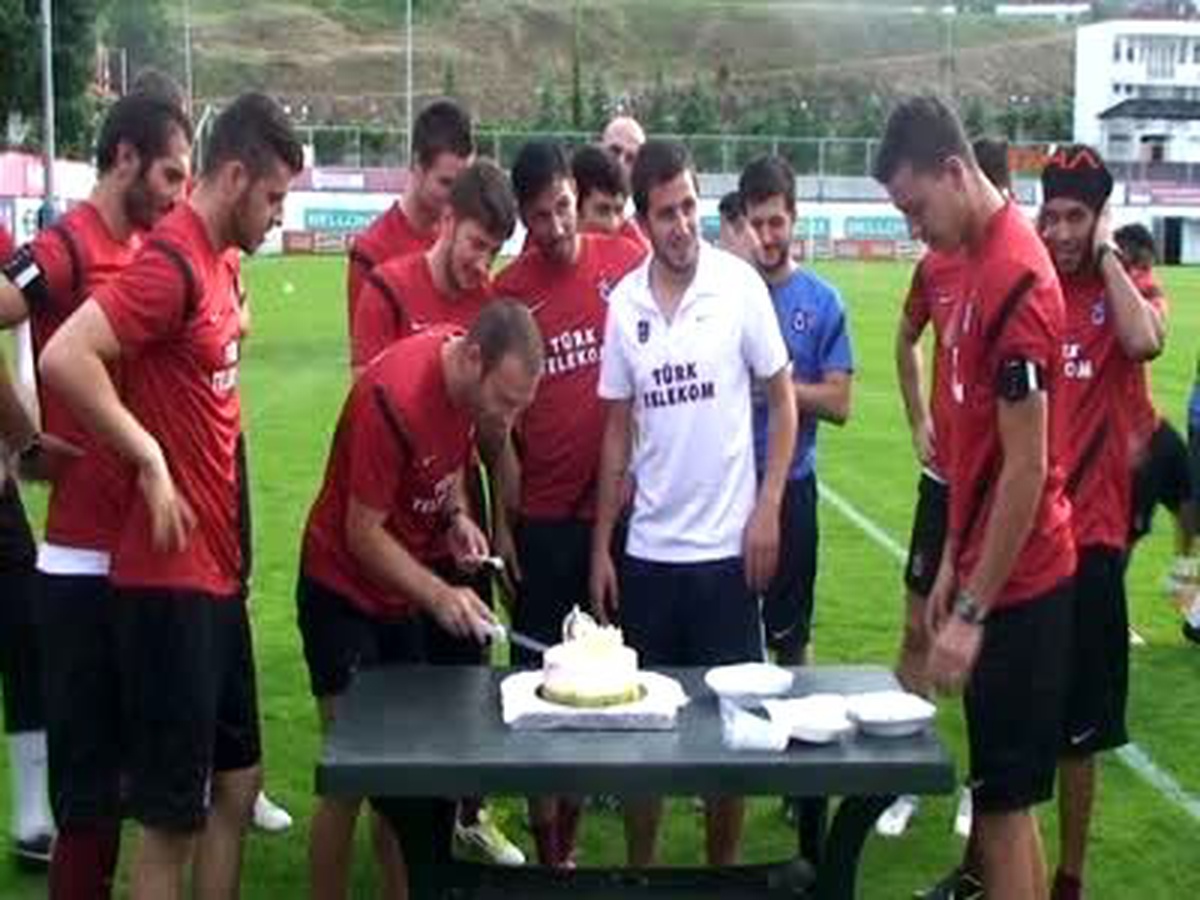 Trabzonspor\'da Antrenman Öncesi Doğum Günü Kutlaması