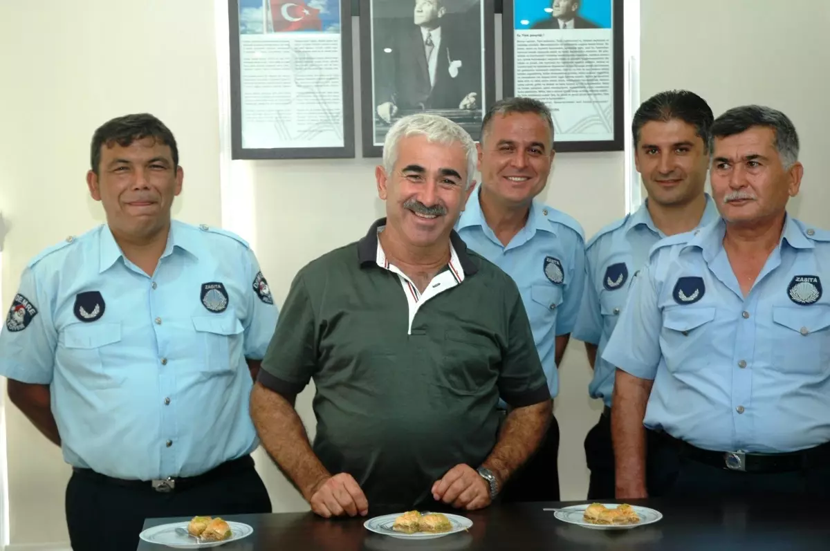 Zabıtaya Baklavalı Kutlama