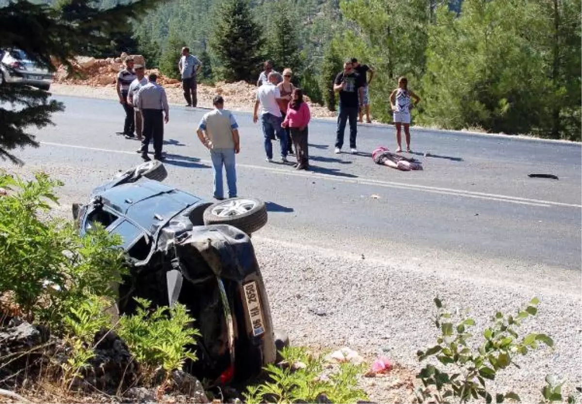 Akseki\'de Trafik Kazası: Anne Öldü, Baba ve Kızı Yaralandı