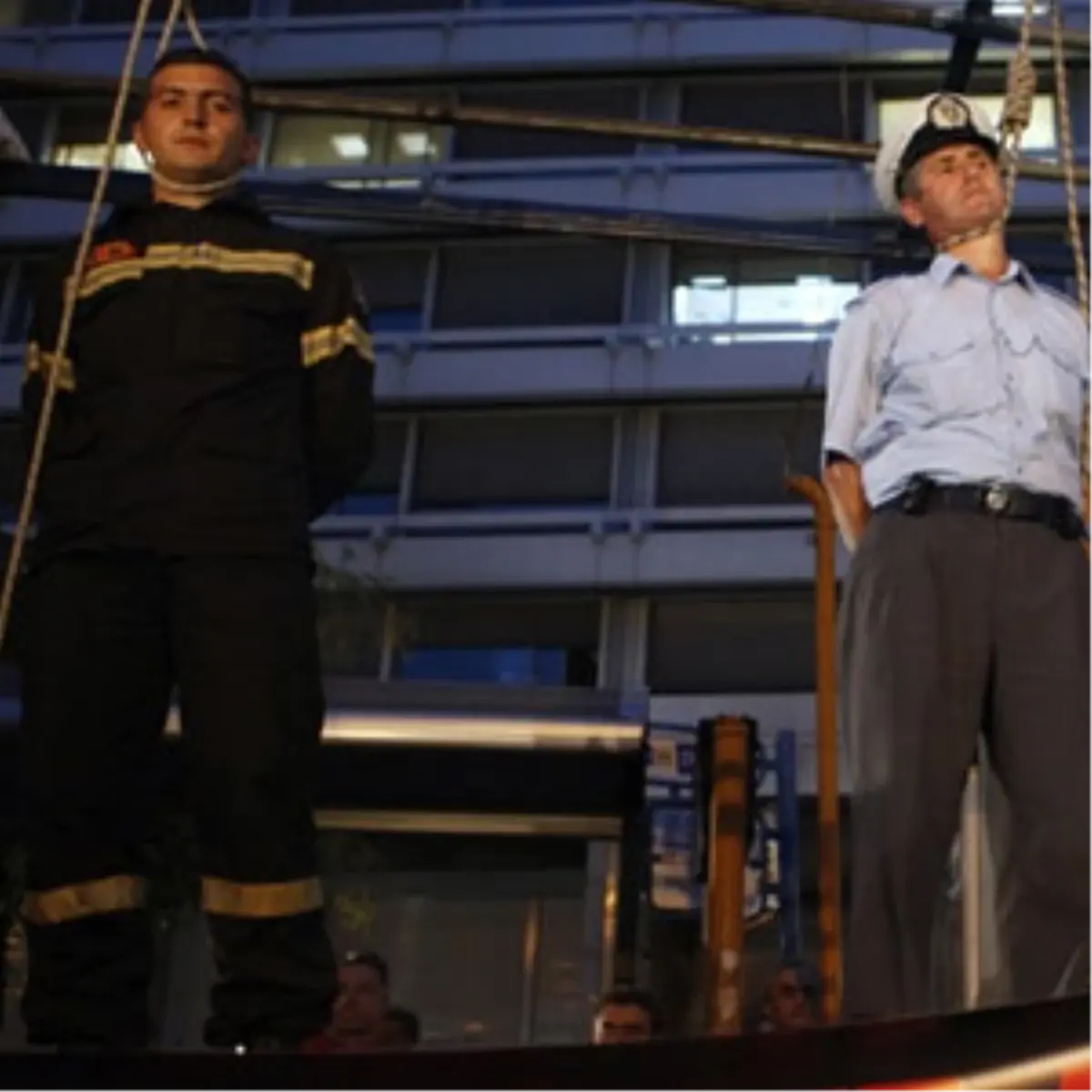 Atina Sintagma Meydanı'na Darağacı Kurdular