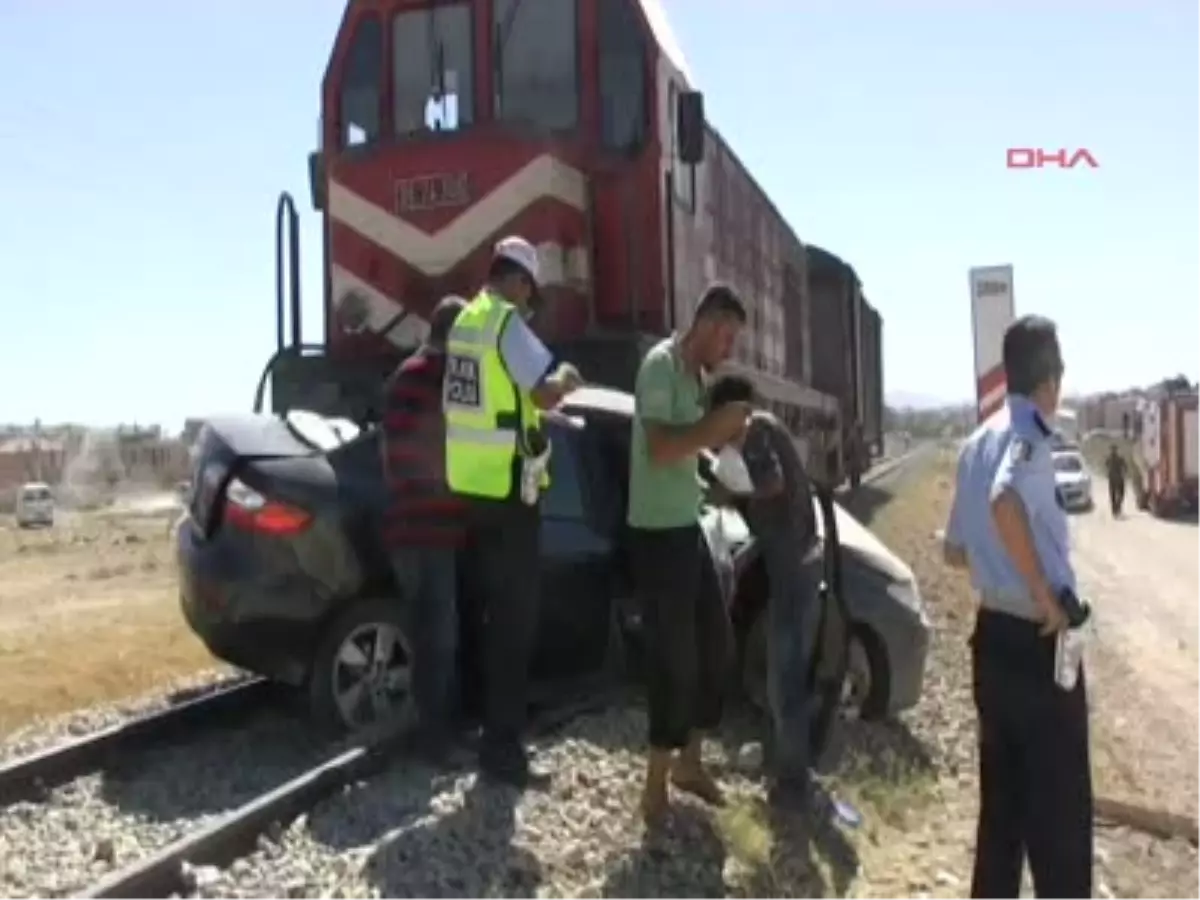 Karaman\'da Yük Treni ile Otomobil Çarpıştı: 3 Yaralı