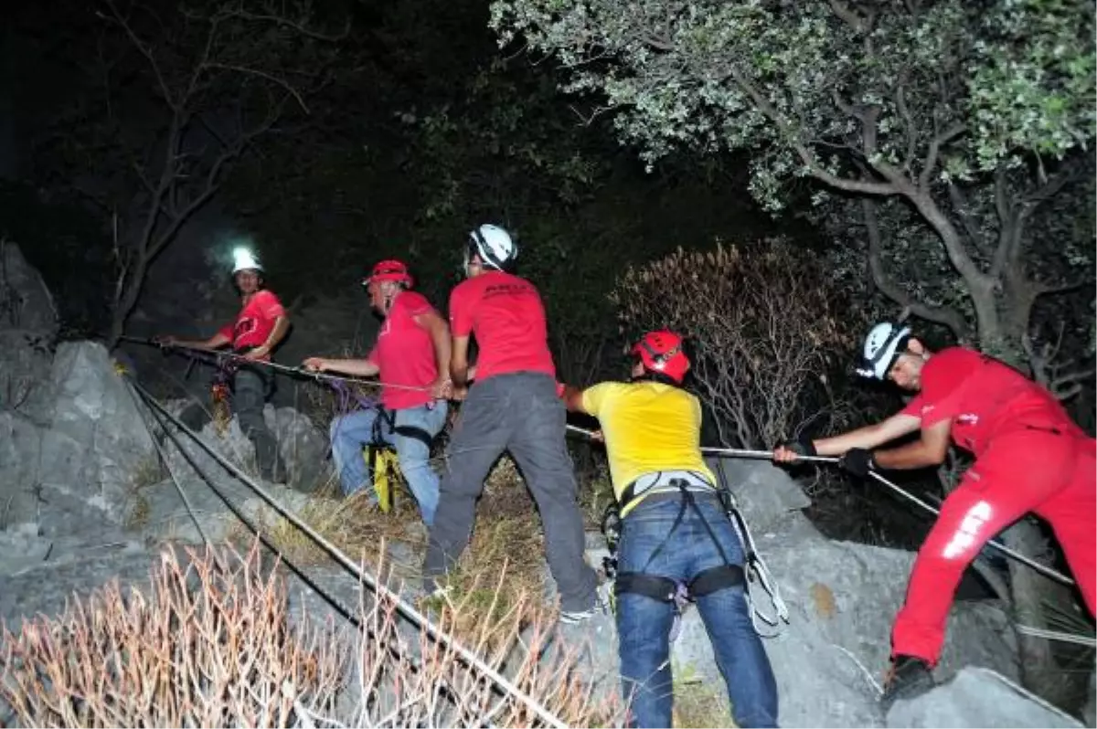 Kayalıklarda Mahsur Kalan 2 Genci Akut Kurtardı