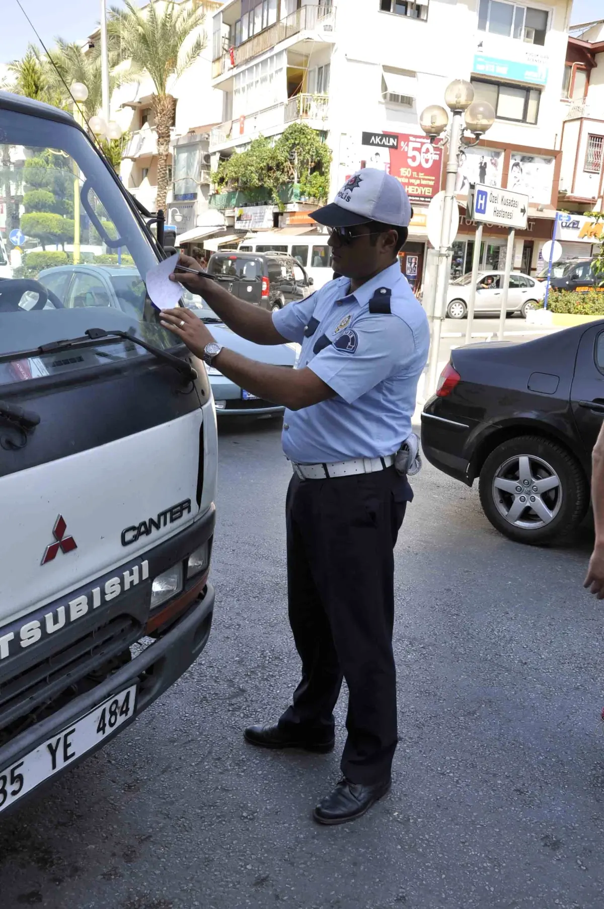 Kuşadası Polisinden Tatilcilere Broşürlü Uyarı