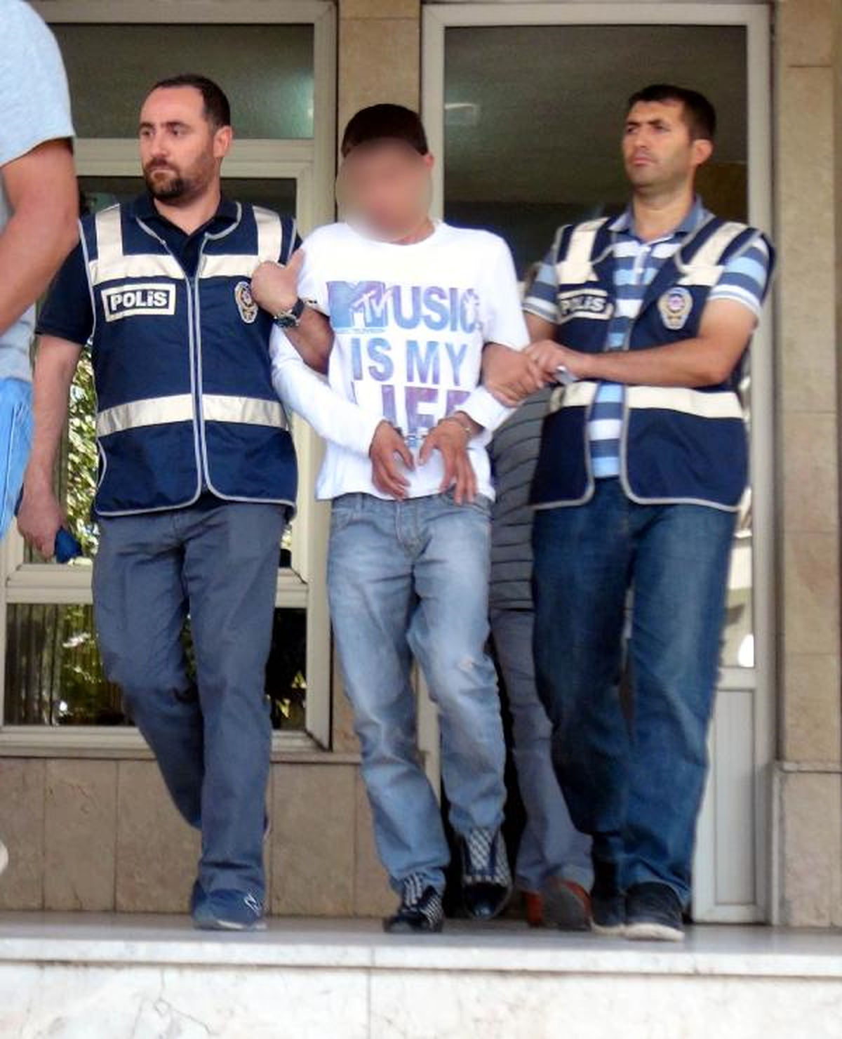 Muhtara Kızıp Türk Bayrağını Yakmış