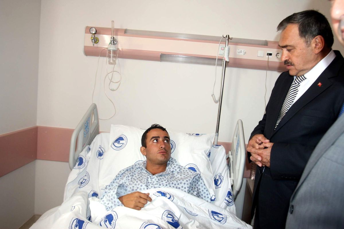 Orman ve Su İşleri Bakanı Veysel Eroğlu Yaralı Askerleri Ziyaret Etti