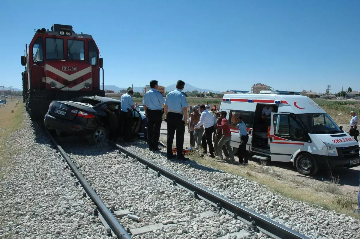 Yük Treni Otomobile Çarptı: 3 Yaralı