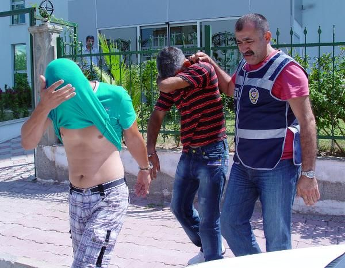 17 Yaşındaki Kızı Erkeklere Pazarlamaya Kalktılar