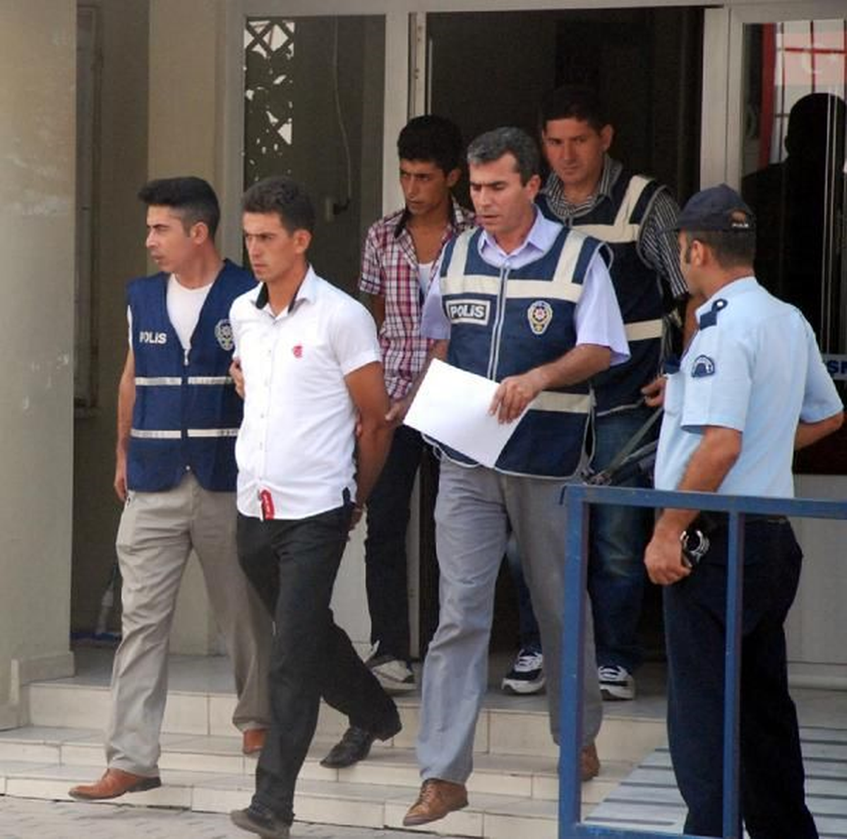 17 Yaşındaki Kızı Pazarlamaya Kalktılar