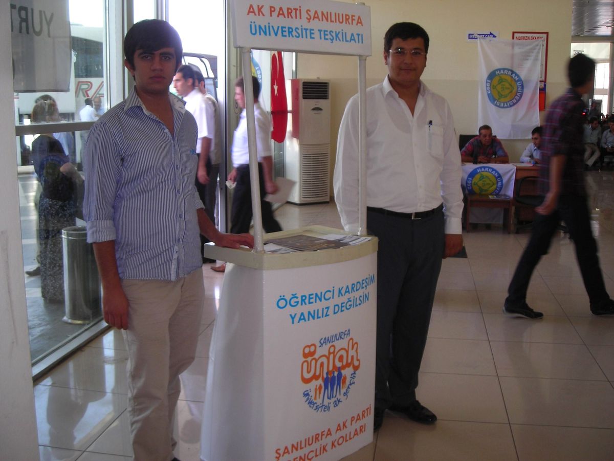 AK Parti\'den Üniversitelilere Kayıt Kolaylığı