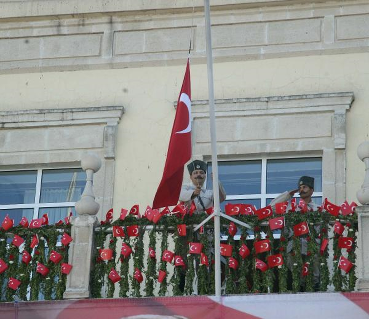 Bakan Günay; 9 Eylül\'de Bayrak Asılacak