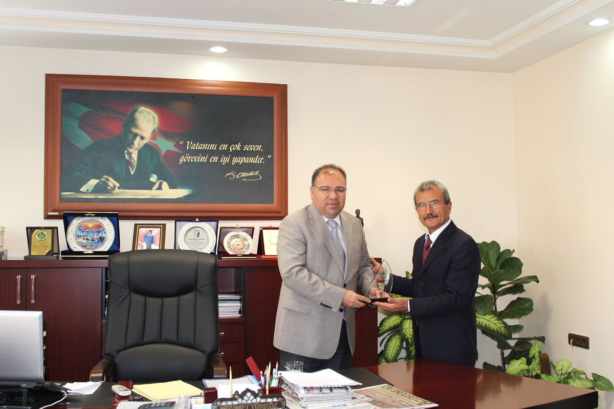 Başkan Şenden Kaymakam Türköz\'e Plaket