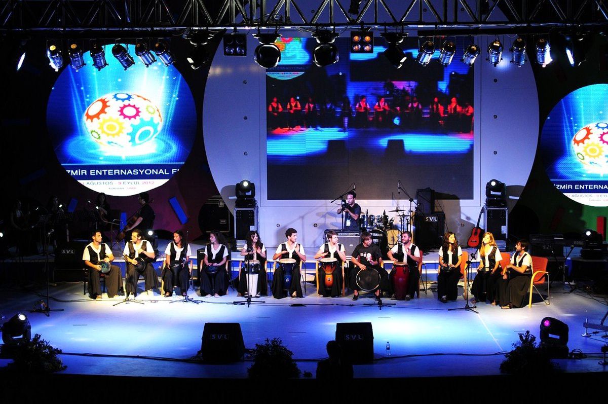 Dans ve Müzik Gösterileri İzmir Fuarı\'nı Renklendirdi