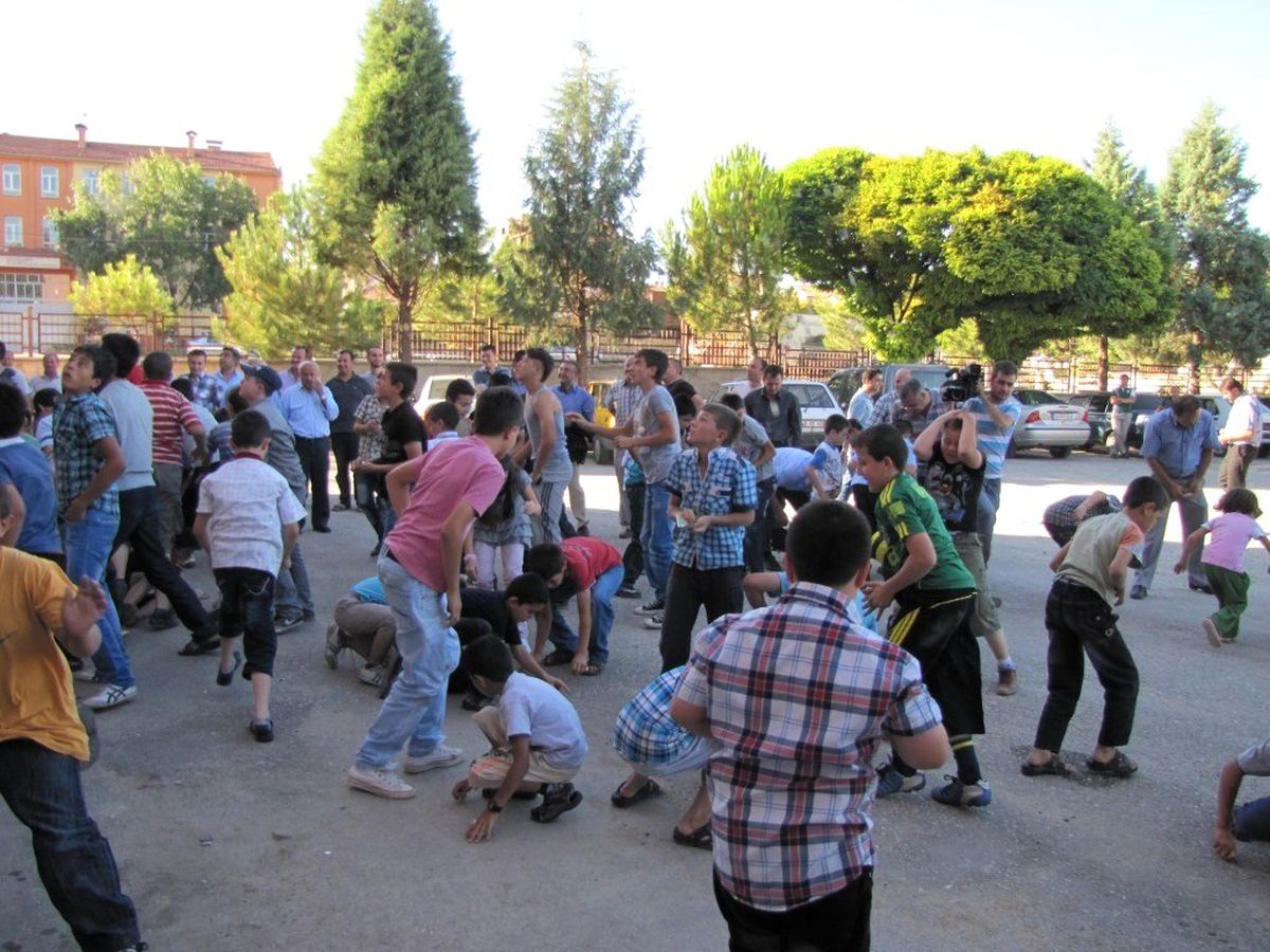 Düğünlerde Çocukların Para Kapma Yarışı
