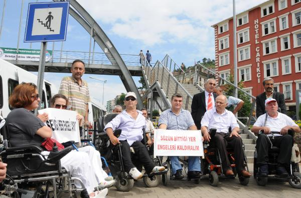 Engellilerden Üst Geçit Protestosu