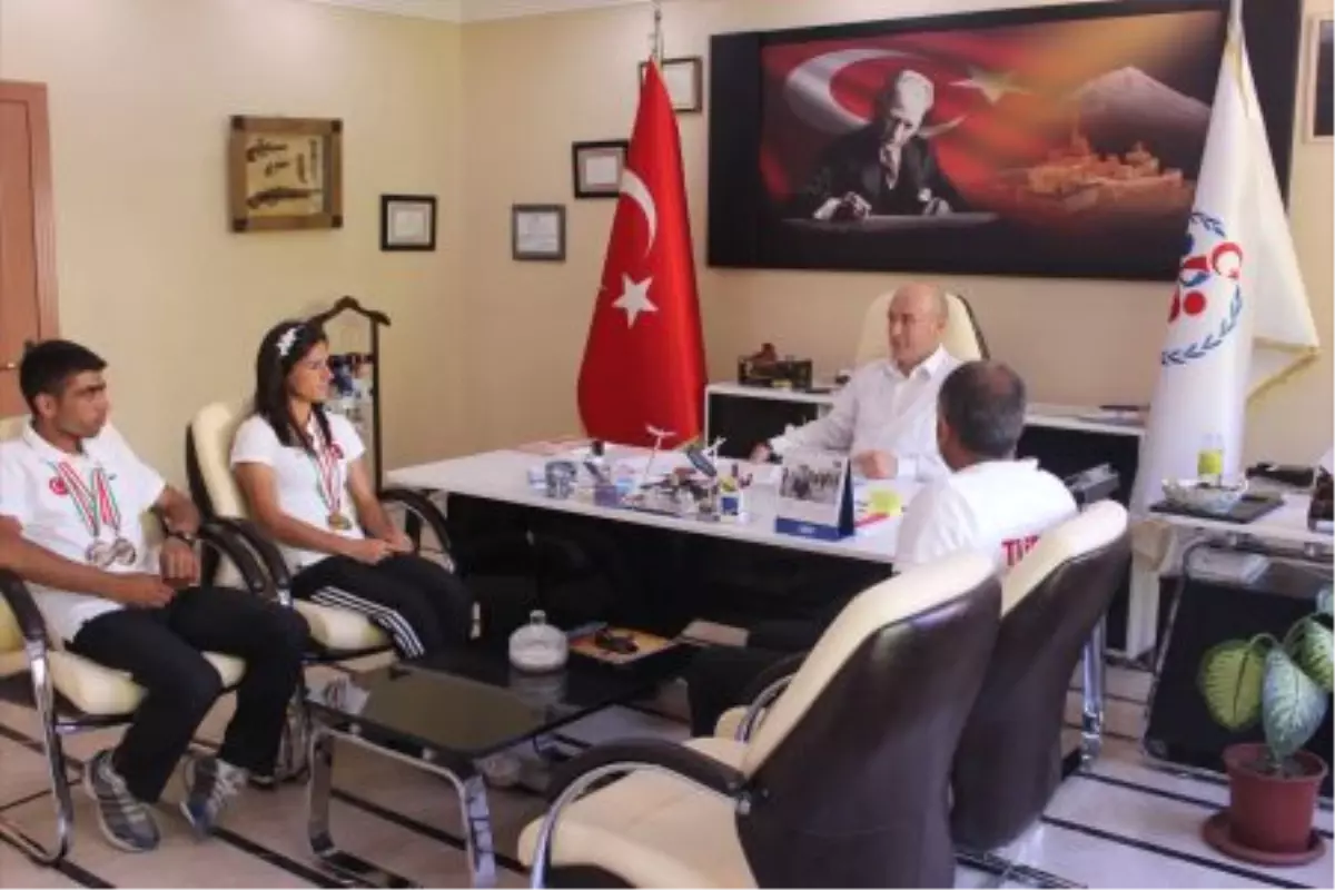 Erim Başarılı Atletleri Makamında Kabul Etti