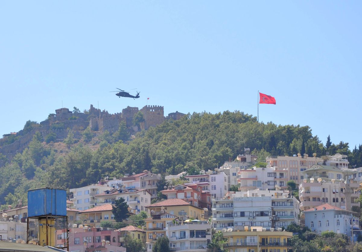 Kale Üstünde Uçuş Yapan Polis Helikopteri