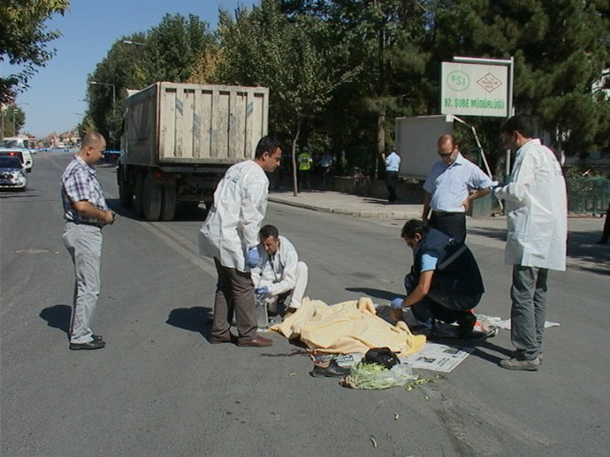 Kamyonun Altında Kalan Şahıs Hayatını Kaybetti