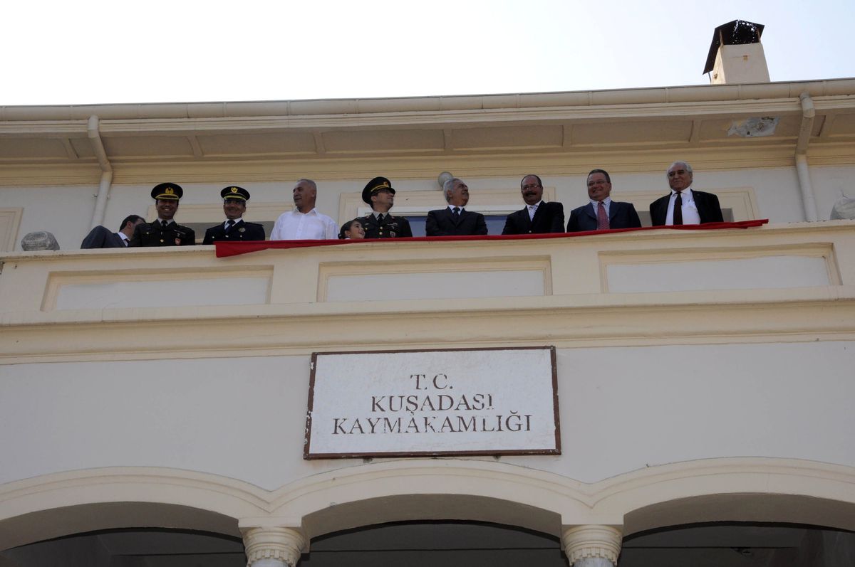 Kuşadası\'nda Buruk Kurtuluş Sevinci
