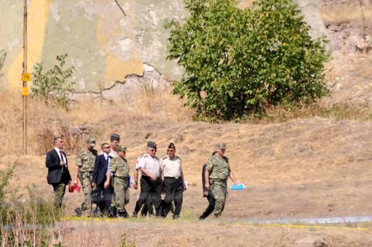 Orgeneral Özel, Kışlada İncelemelerde Bulunuyor