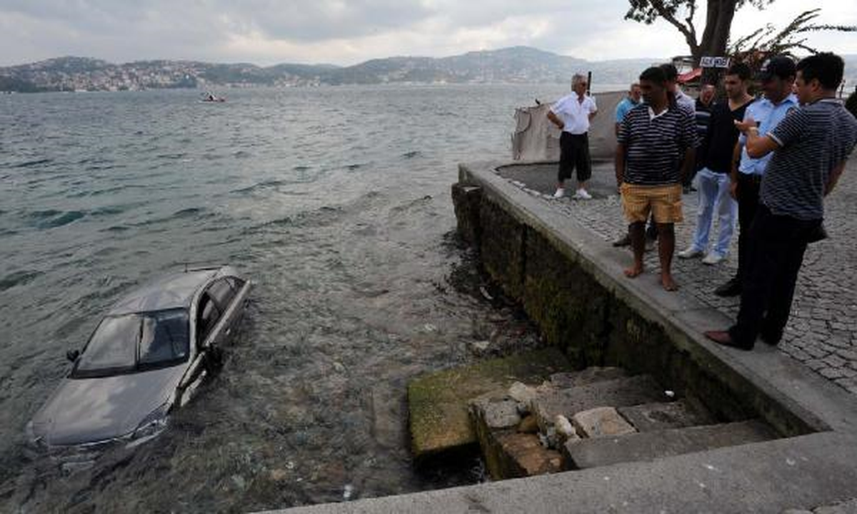 Otomobille Denize Düştü