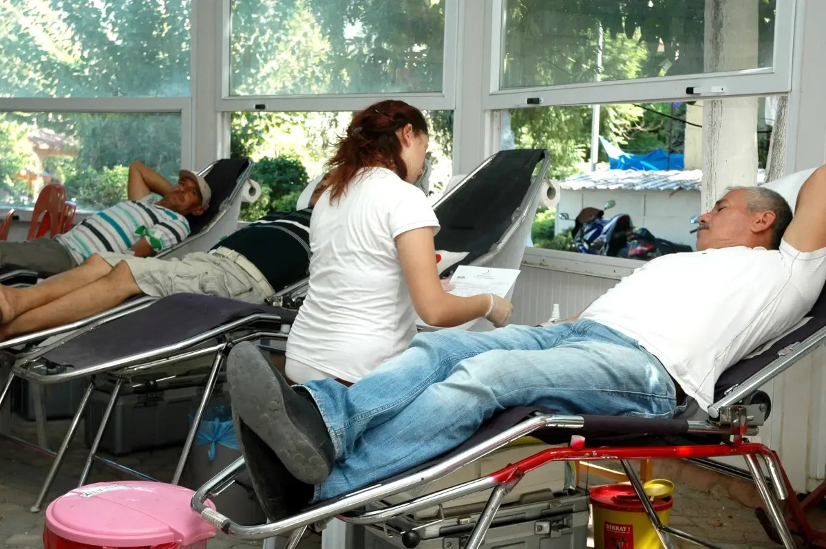 Sağlık Personelinden Kan Bağışı