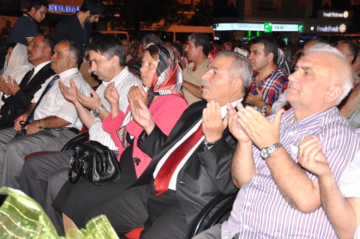Şehitler İçin Meydanda Mevlit Okutuldu