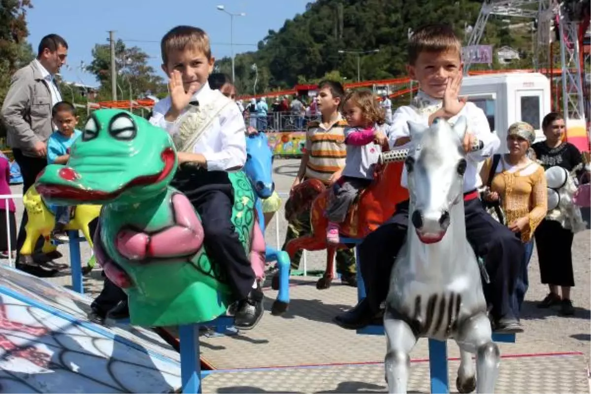 Afyon\'daki Patlama Nedeniyle Sünnet Şöleni İptal Edildi, Çocuklar Lunaparkta Eğlendi