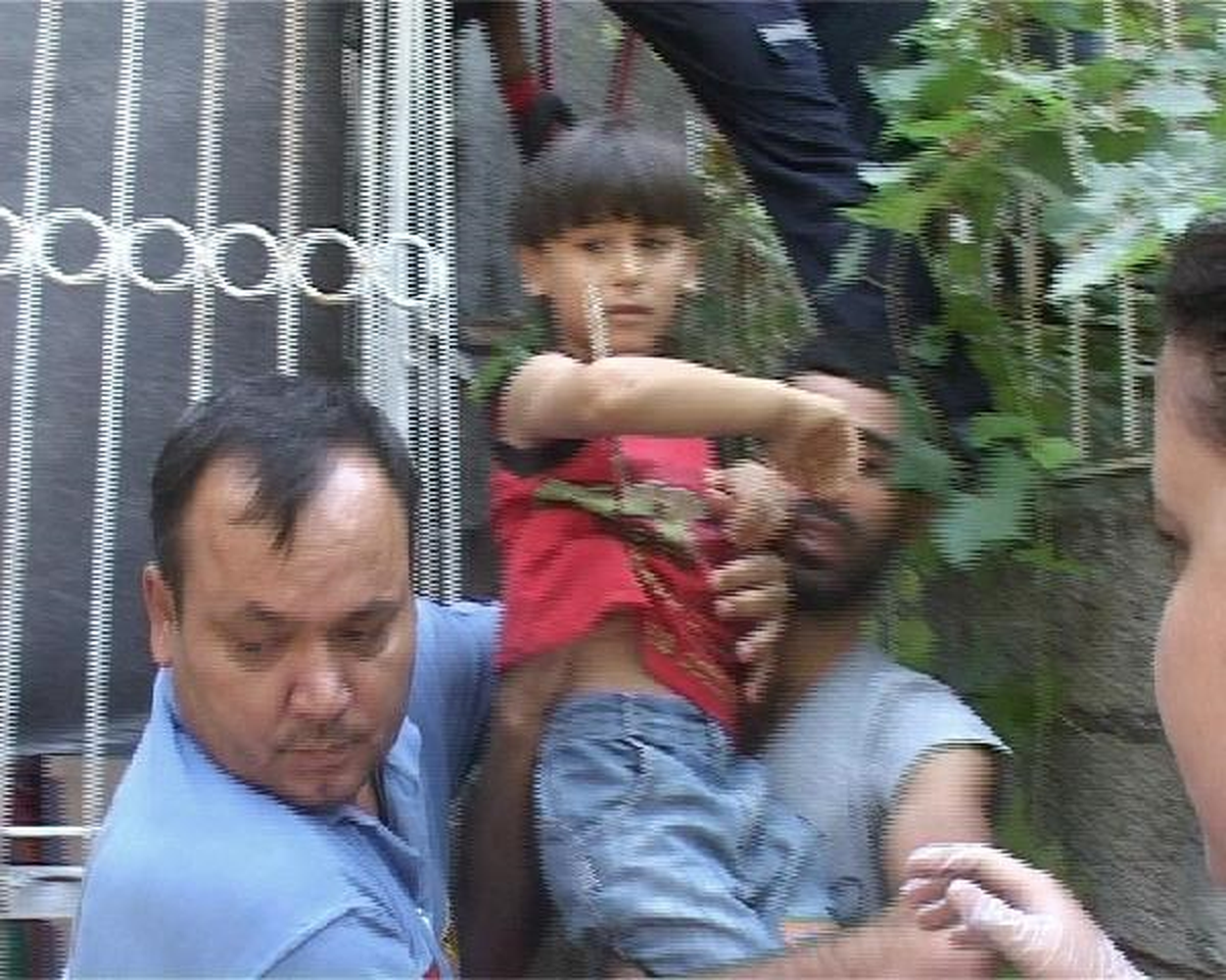 Bahçeye Girmek İsteyen Çocuğun Koluna Demir Battı