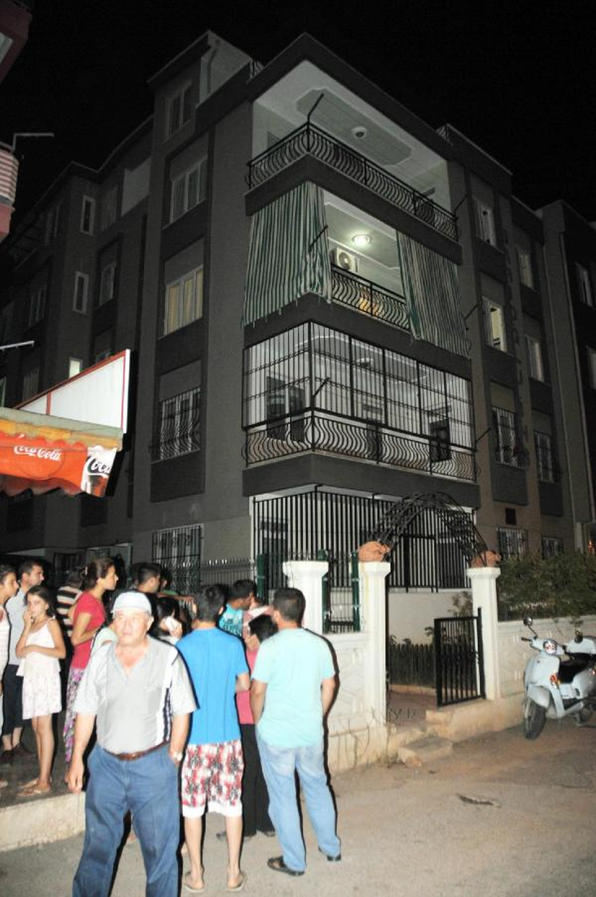 Balkonda Kendini Astı
