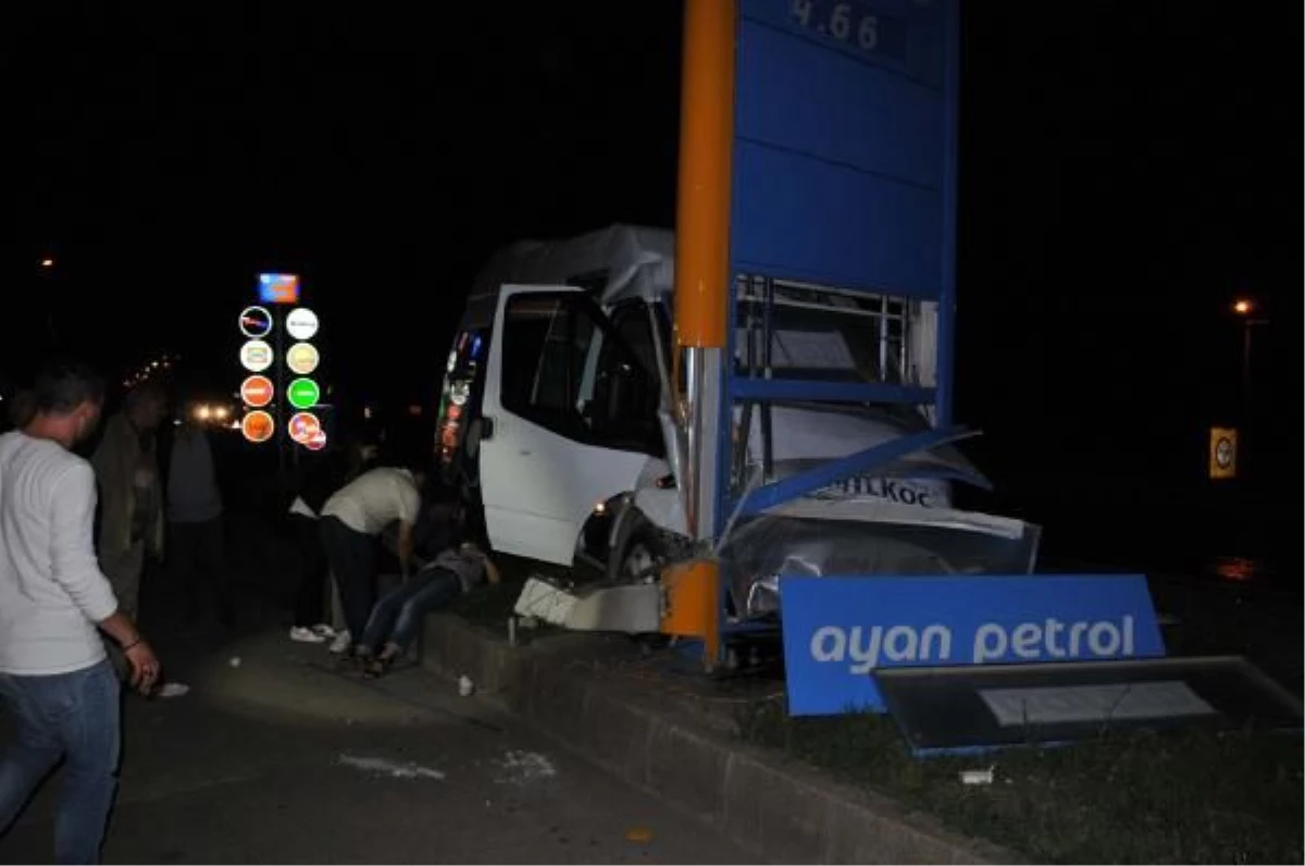 Bartın\'da Minibüs ile Taksi Çarpıştı 10 Kişi Yaralandı