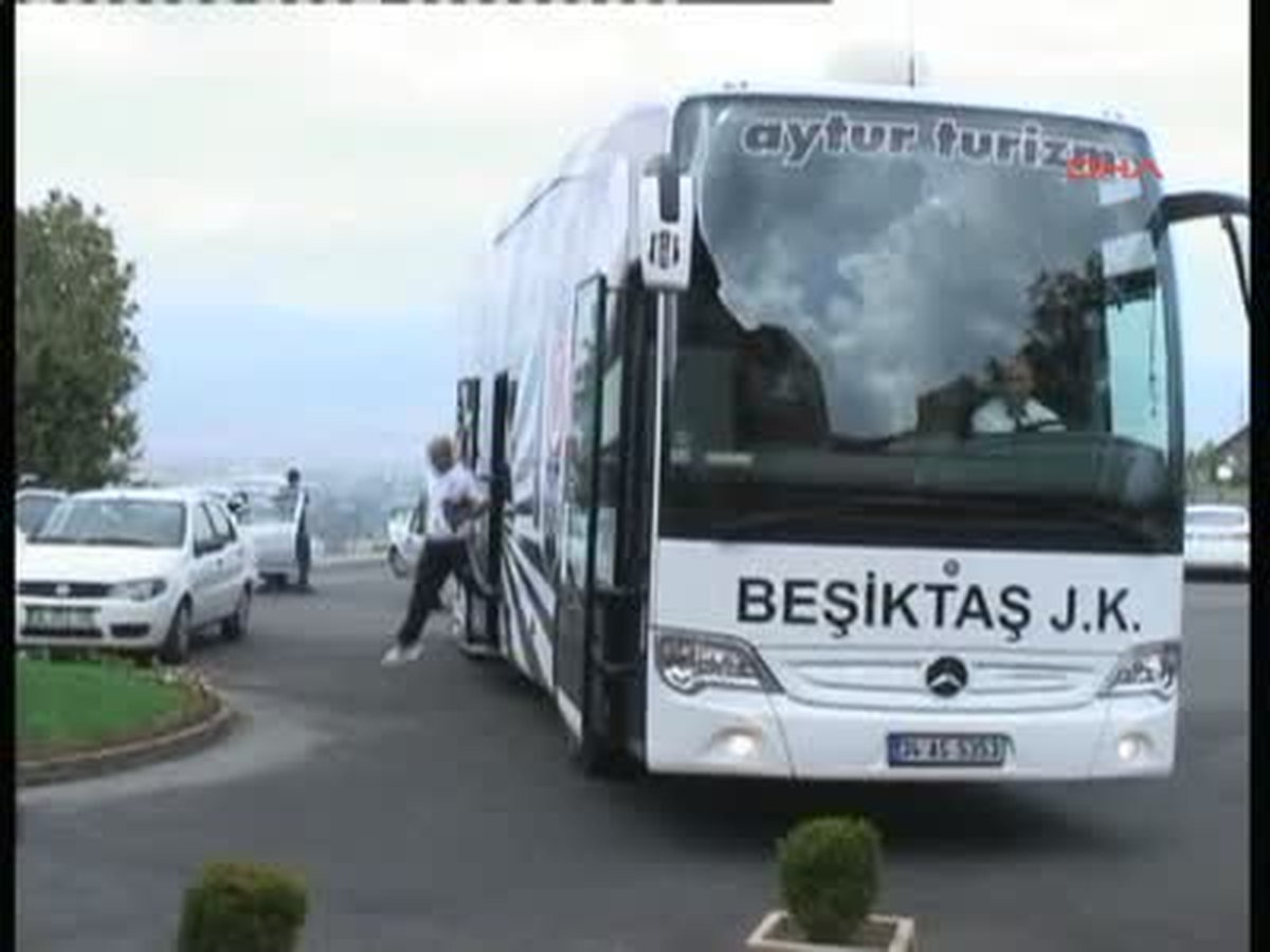 Beşiktaş, Bolu\'da Çiçeklerle Karşılandı
