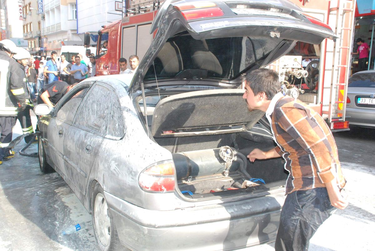 Diyarbakır\'da Lpg\'li Araçta Patlama