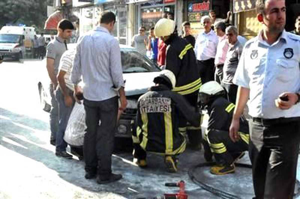 Diyarbakır\'da Otomobildeki Patlama Polisi Alarma Geçirdi
