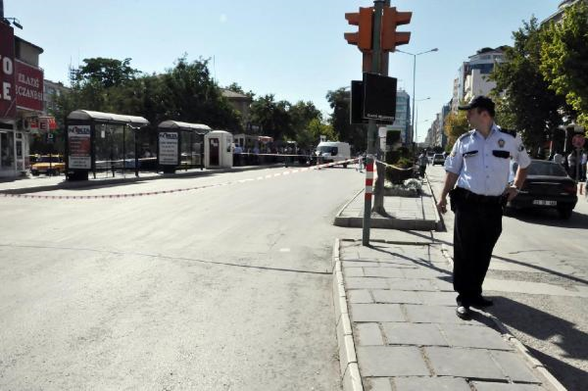 Durakta Unutulan Çantadan Giyim Eşyası Çıktı