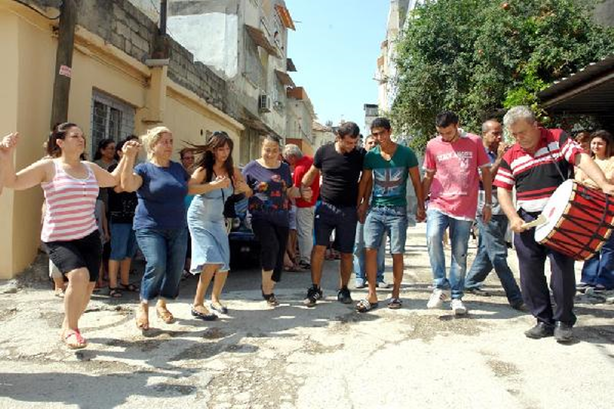 Futbolun Prensi Altunay İngiltere\'ye Davul Zurnayla Uğurlandı