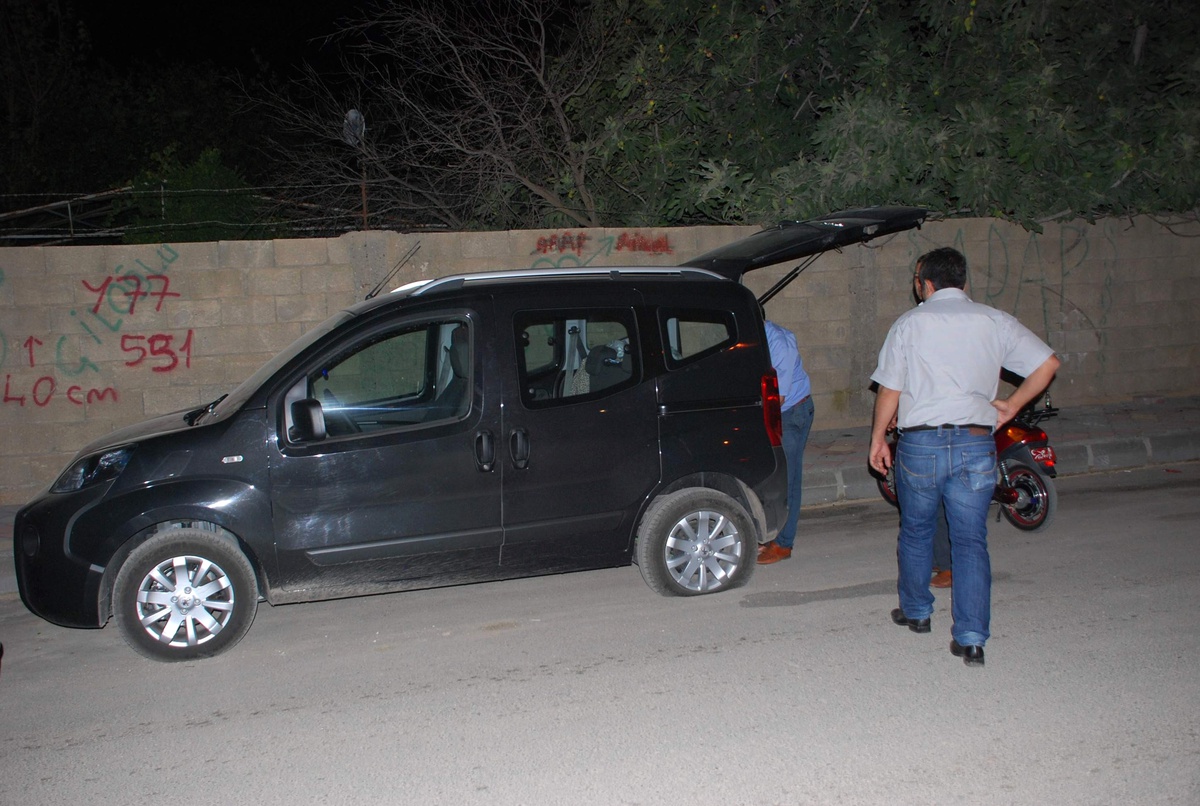 İki Otomobilin Lastikleri Bıçaklandı