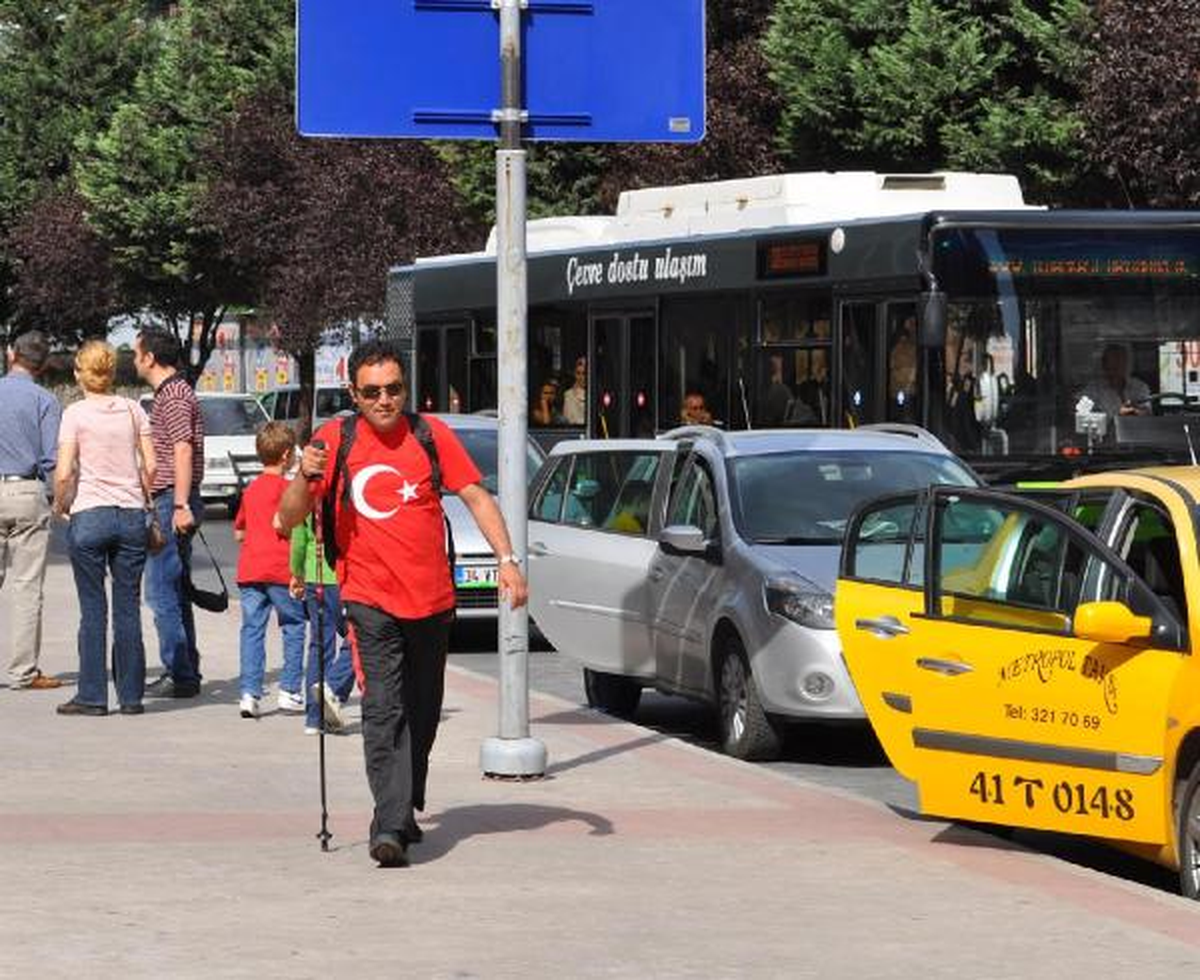 İstanbul\'dan Gaziantep\'e \'Teröre Lanet\' Yürüyüşü Yapan Altay İzmit\'te