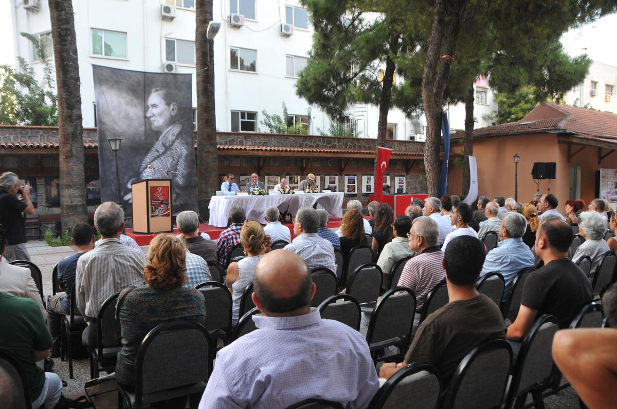 İzmir\'de Bayrak Krizi Sona Erdi