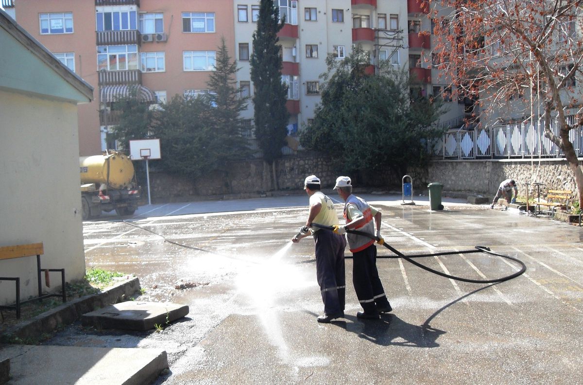 İzmit\'te Okul Bahçeleri Yıkanıyor