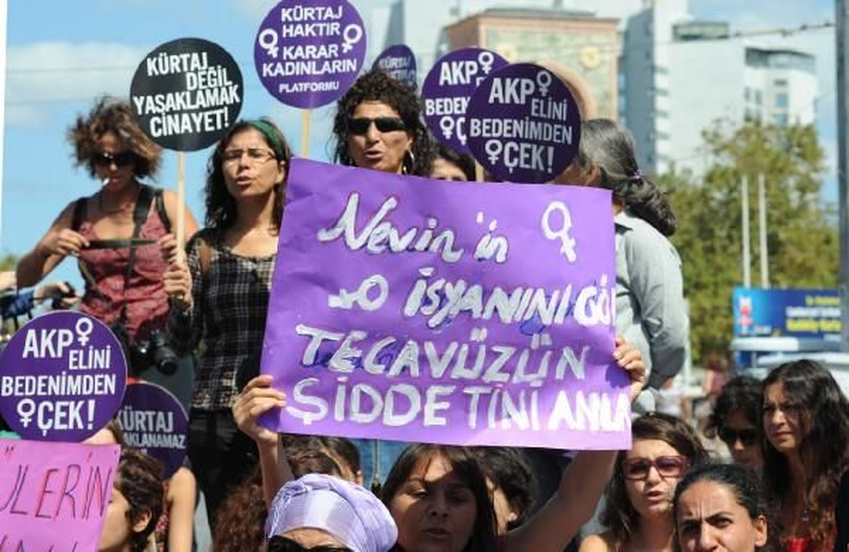 Kadınlardan Taksim\'de Kürtaj Protestosu