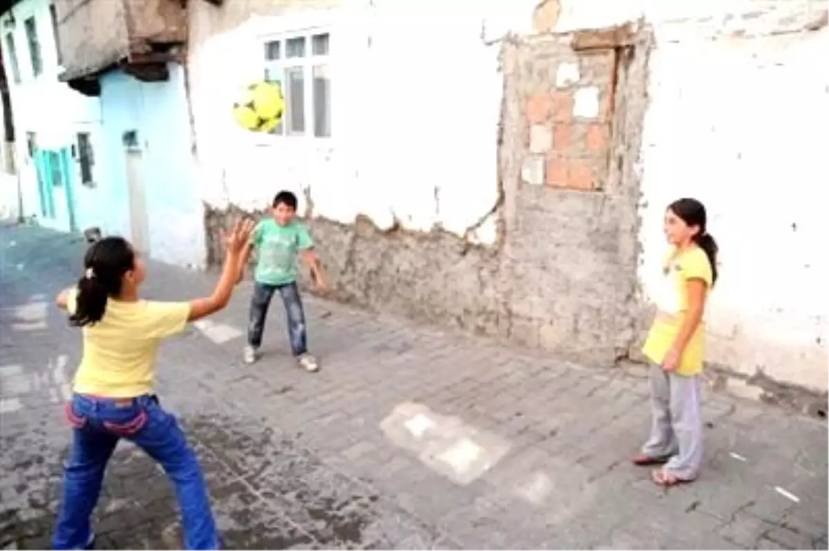 Kalbinde 2 Delik Olan Sevda Tedavi İçin Yardım Bekliyor