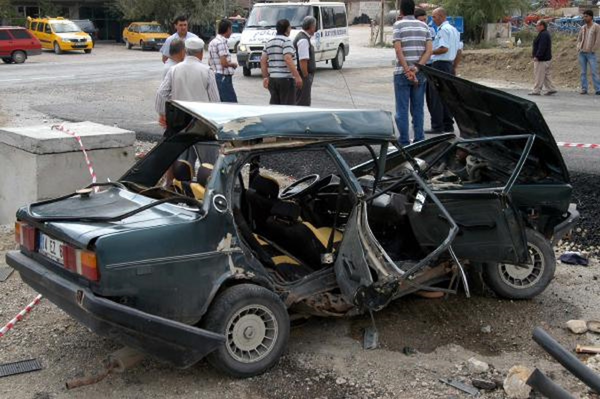 Kamyon Otomobile Çarptı: 3 Ölü