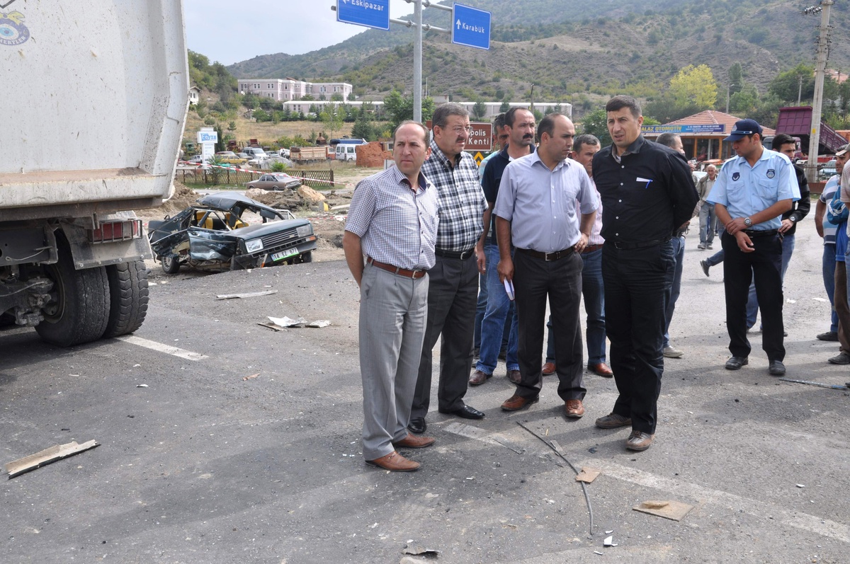 Otomobille Kamyon Çarpıştı: 3 Ölü