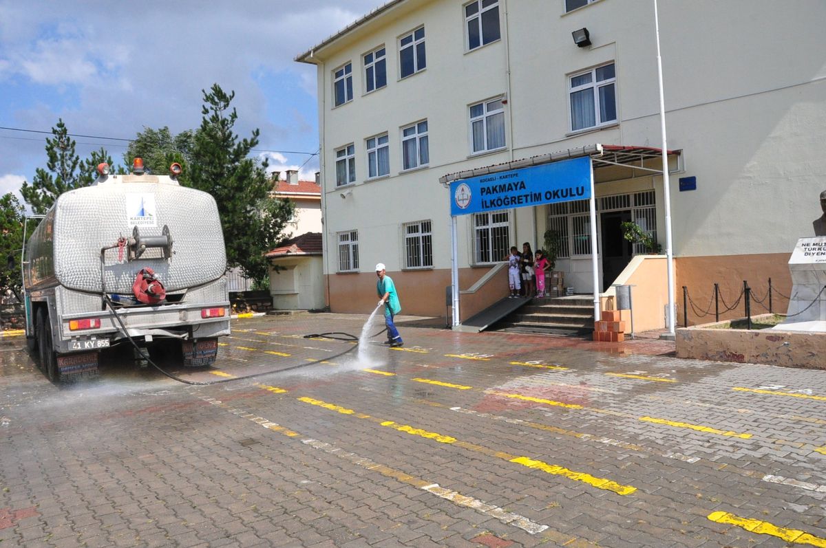 Kartepe Belediyesi Okulları Temizliyor